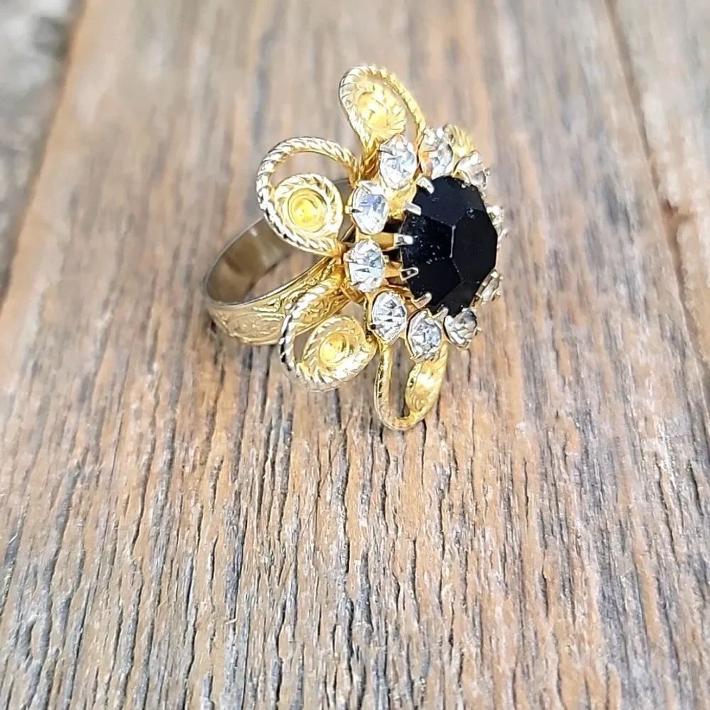 Vintage gold plated flower ring Size adjustable